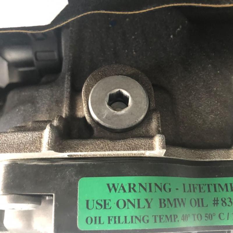 オイルパン側面にあるリフィルプラグで油量を調整します。