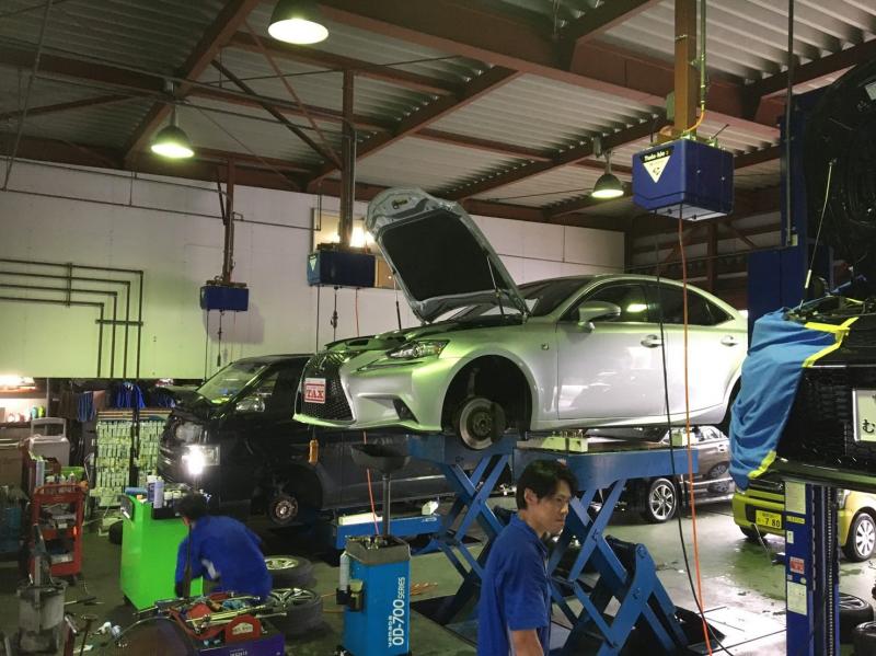 ピットはいつも満車状態！！信頼されているお客様が多い工場です。迅速丁寧な整備にて対応させて頂きます。