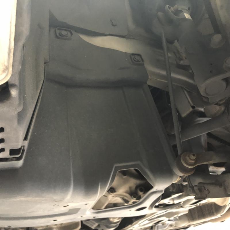 左前タイヤハウスのアンダーカバーも外します。