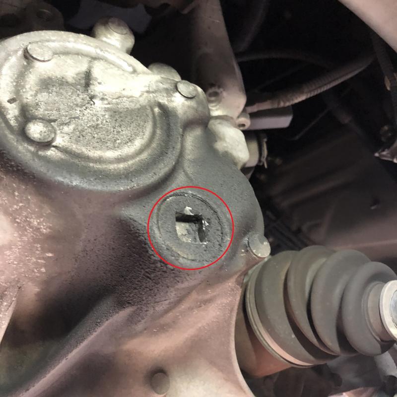 赤マークはリフィル（注入口）です。
左前タイヤハウスの側面からアクセスできます。