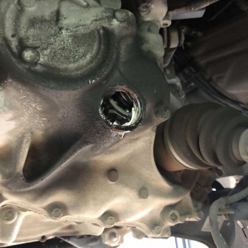 オイルの注入口を確保します。