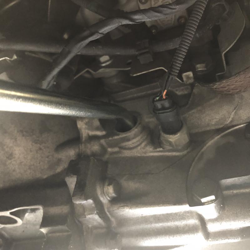 リフィル（注入口）からSOD-1 Plusとオイルを注入します。