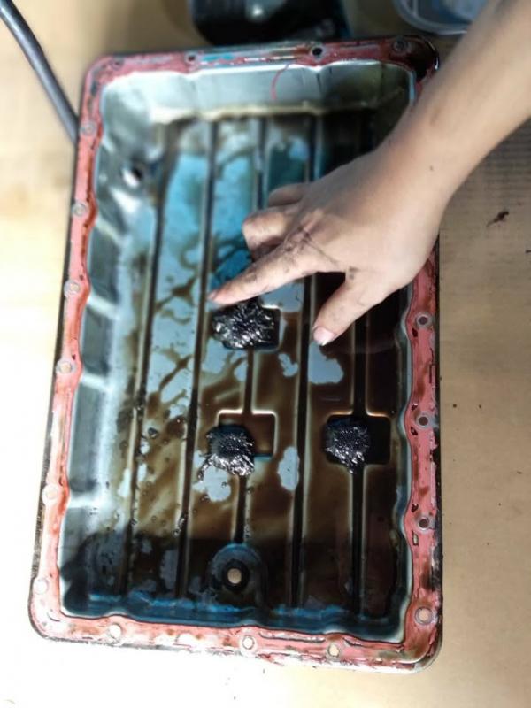 オイルパンマグネットに付着した鉄粉量です。探ってみると鉄片やフェーシング材（多板クラッチの表面材）もちらほら。内部破損が見られます。改善するか雲行きが怪しくなってきました。