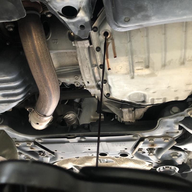 オイルパン脱着前にフルードを抜きます。