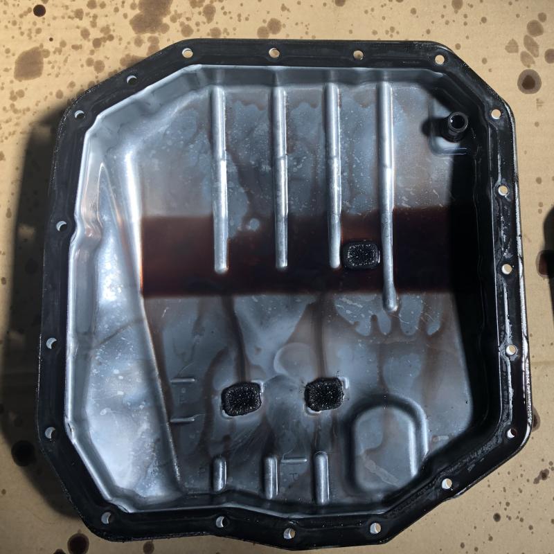 オイルパンの清掃をします。
