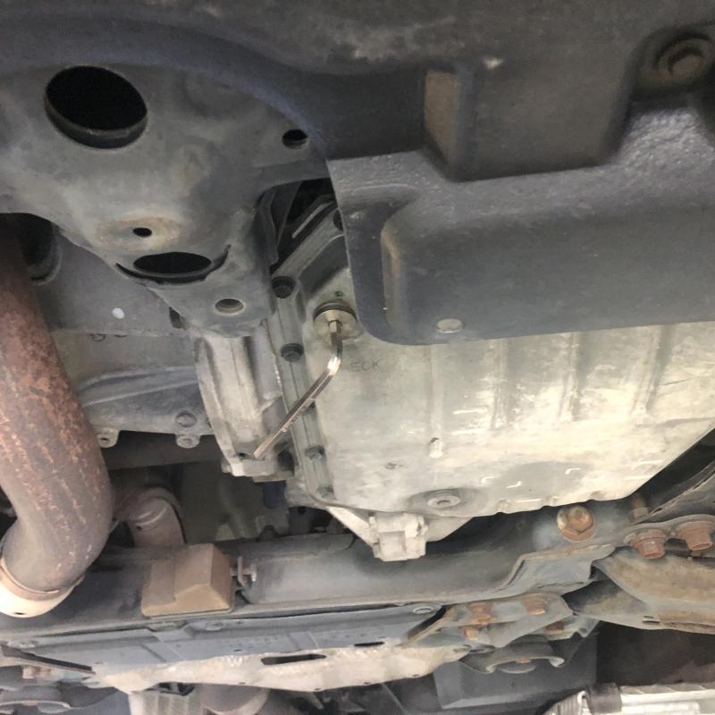 チェックドレンからフルードを排出します。