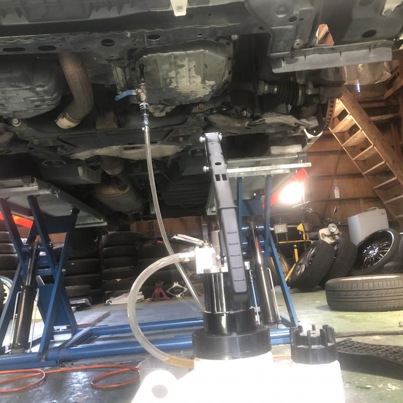 排出した量のフルードを注入します。
※エンジンをかけた状態　(油温：Pレンジ40℃±5)