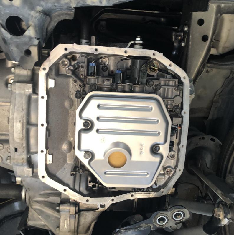 オイルパンを装着します。