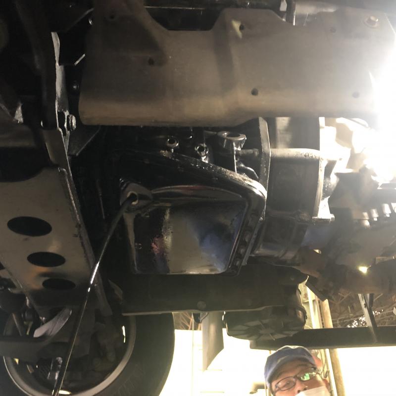 エンジンオイルを排出します。
ディーゼルエンジンは内部パーツが汚れによって固着し不完全燃焼の原因や燃料希釈が起こり、カーボン溜まりやDPF目詰まり及びエンジンオイル劣化になります。