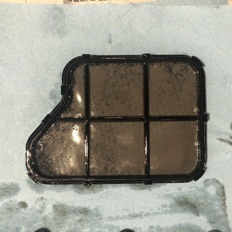 ストレーナー(フィルター)です。
全量交換後でもかなり鉄粉が溜まっているのが分かります。