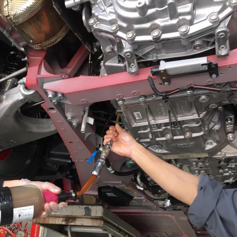 クラッチオイルにSOD-1Plusを添加します。