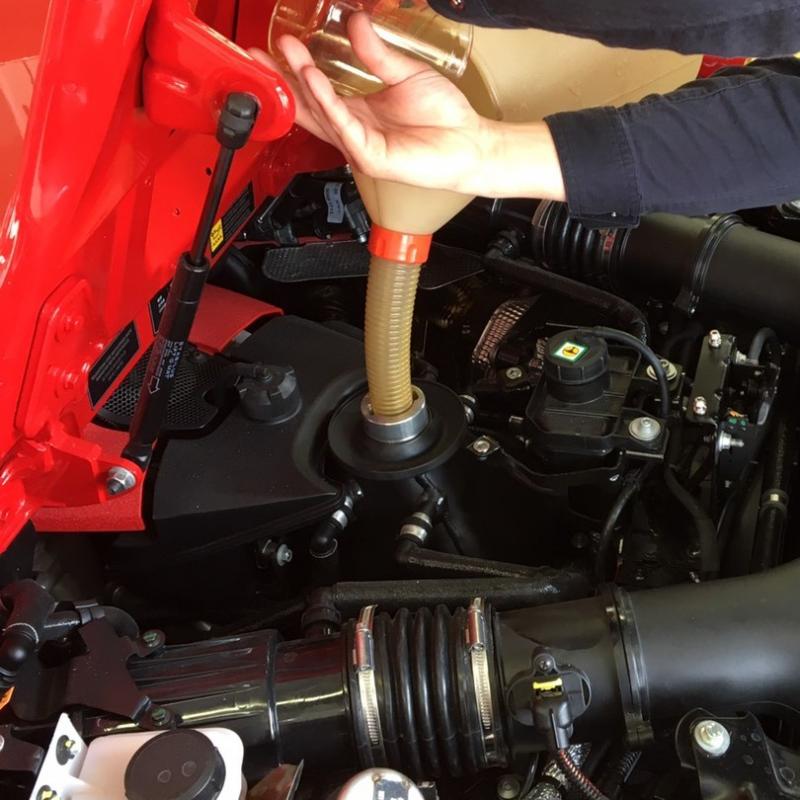 エンジンオイルにSOD-1Plusを添加します。