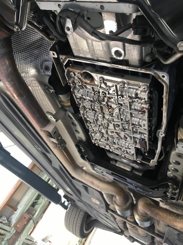 オイルパンとストレーナを外したところでコントロールバルブユニットも綺麗に清掃します。