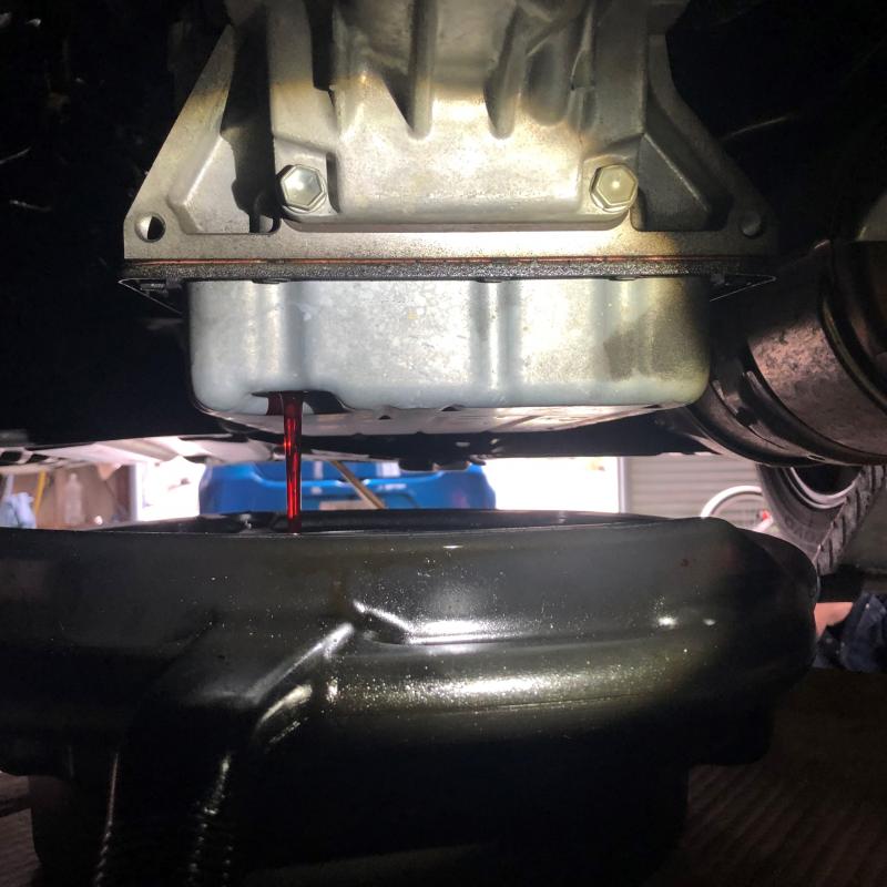 ミッションオイルを排出します。