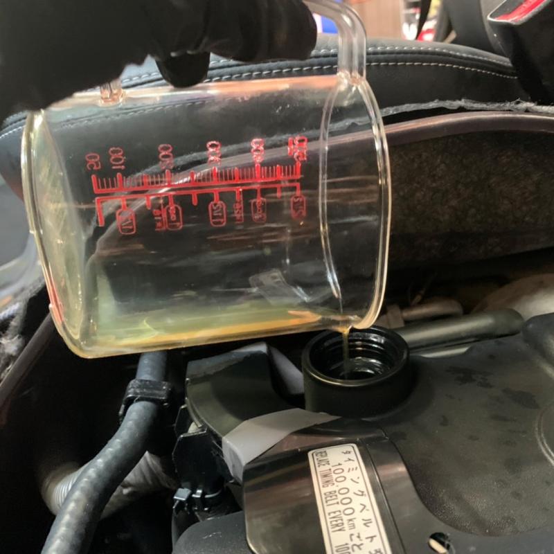 SOD-1Plusを添加します。SOD-1Plusを添加することで汚れを除去し内部パーツの固着を改善することで完全燃焼に近づけカーボン溜まりやDPF目詰まりを抑制します。
