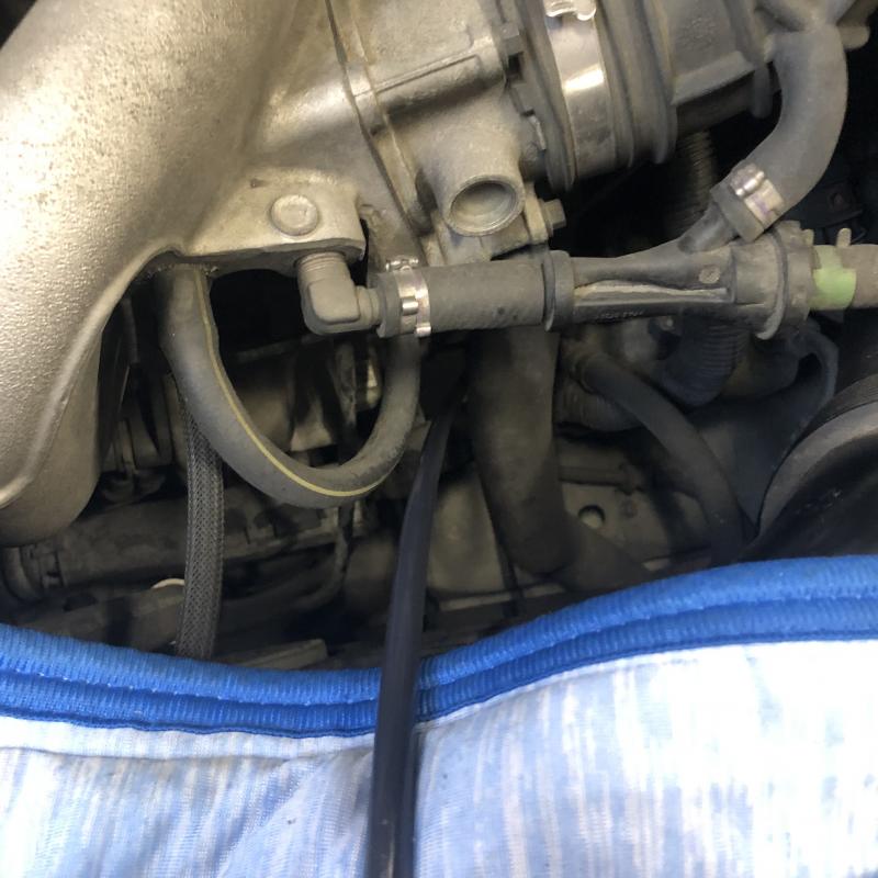 エンジンをかけゲージ穴にホースを差し込みます。