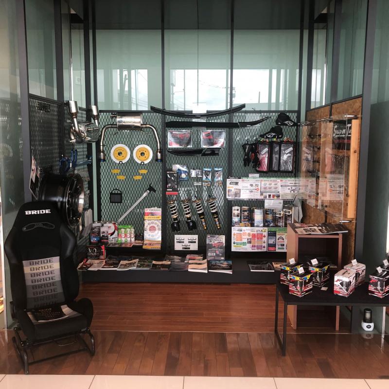 アフターパーツが勢ぞろいで見るだけで楽しくなります。
ホイール、マフラー、バケットシート、サスペンション、ブレーキローター&パッド、Snap-on などなど盛りだくさんです。