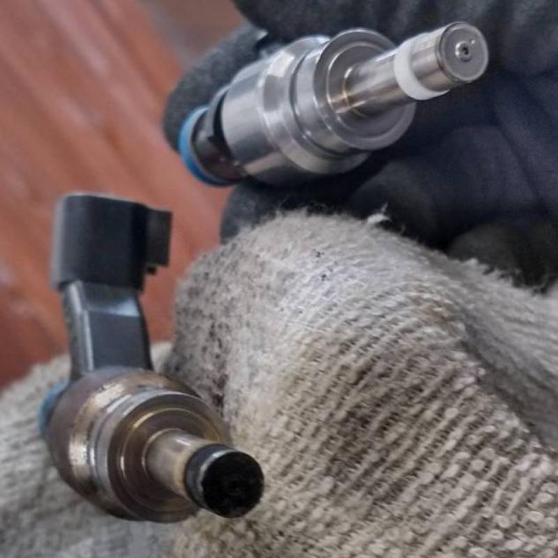 ○再生専用インジェクター
上：新品
下：使用済み（乾いた煤が付着し真っ黒に見えますが、軽く拭き取るだけで汚れが取れる程度）