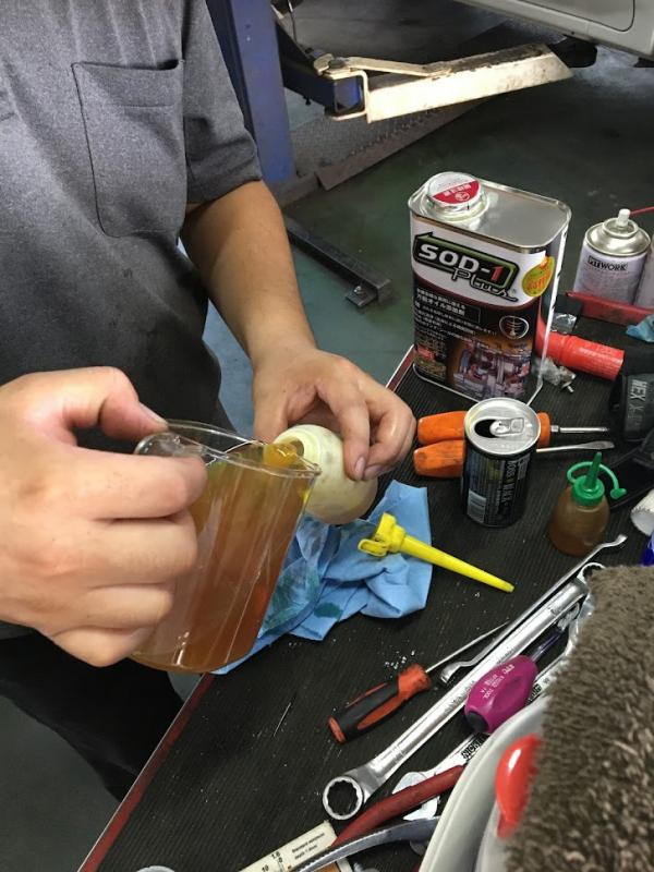 オイルパンを組上げた後、フルード交換を行い、仕上げにSOD-1Plusを添加致します。