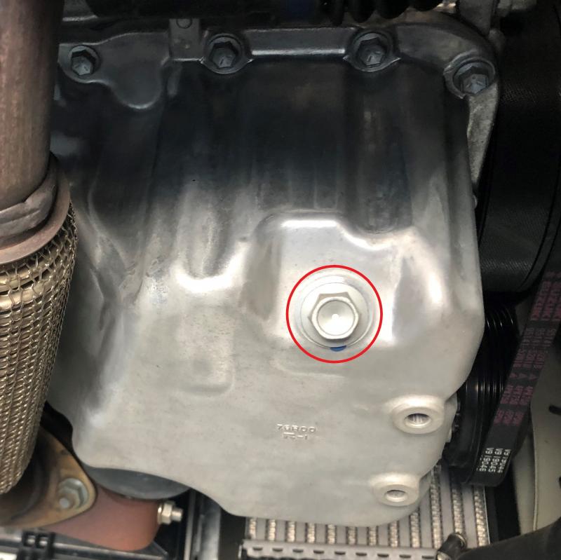 赤マークがオイルドレンです。
こちらからエンジンオイルが排出されます。