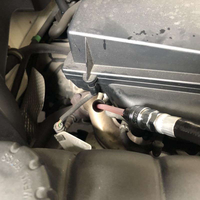 レベルゲージからチェンジャーを使ってATF交換を行ないます。
※エンジンをかけた状態　(油温：Pレンジ40℃±5)