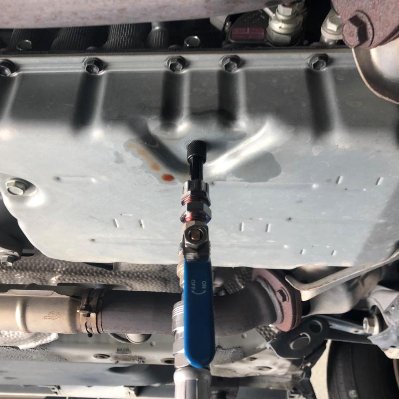 ■ステップ2：フルード交換
ATフルード排出の様子。全量交換することにより、摩耗粉を外部に排出します。
※交換時期は2年又は2万㎞をおすすめします。
