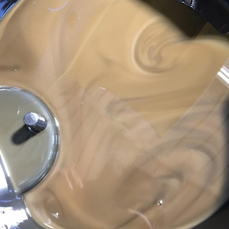 排出したギヤオイルです。
キラキラ光っていて鉄粉が出ているのが分かります。
