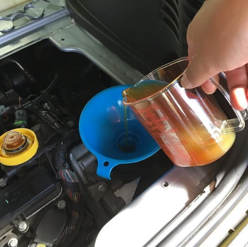 エンジンオイルとSOD-1Plusを注入します。
添加するだけで洗浄(汚れ分解)、コーティング(金属摩耗予防)、ゴム・シール等の柔軟性回復が出来ます。症状が悪化する前に予防添加をお勧めします。
