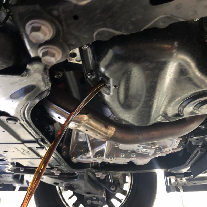 エンジンオイルを排出します。