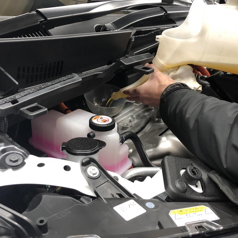 エンジンオイルを注入していきます。

