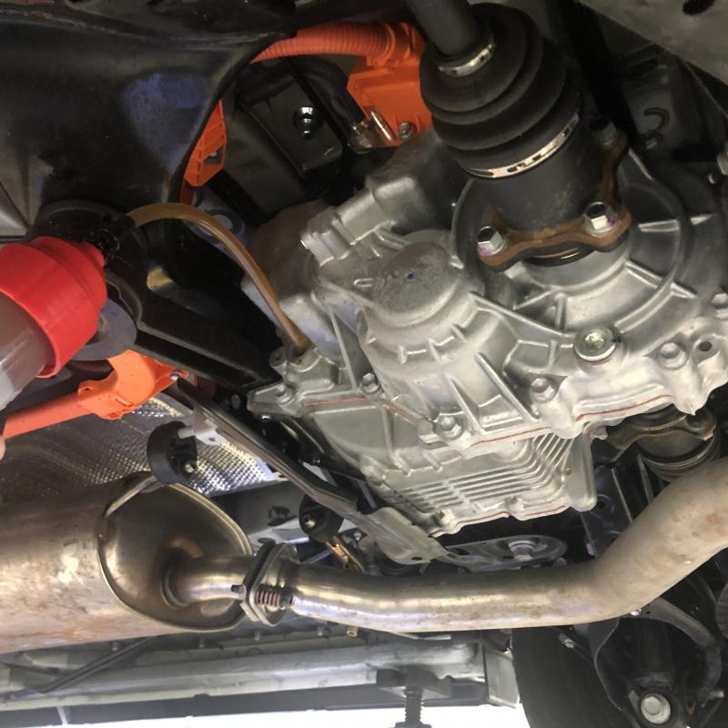 最後にデフにSOD-1Plusを添加します。
新車から添加することでオイル劣化を抑え金属接触による異音の発生緩和します。
