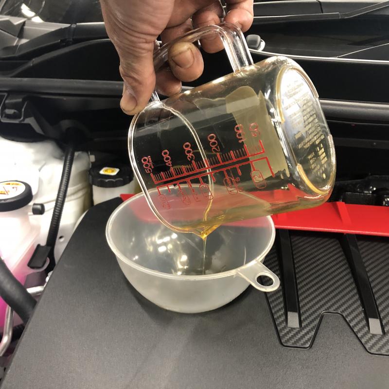 先にSOD-1Plusを添加します。
新車から添加することでオイル劣化で起こる汚れの堆積を防ぎ、内部を常に綺麗を保つことが出来ます。