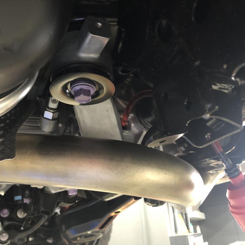 最後にデフオイルとSOD-1Plusを注入します。
新車から添加することでオイル劣化を抑え金属接触による異音の発生緩和します。
