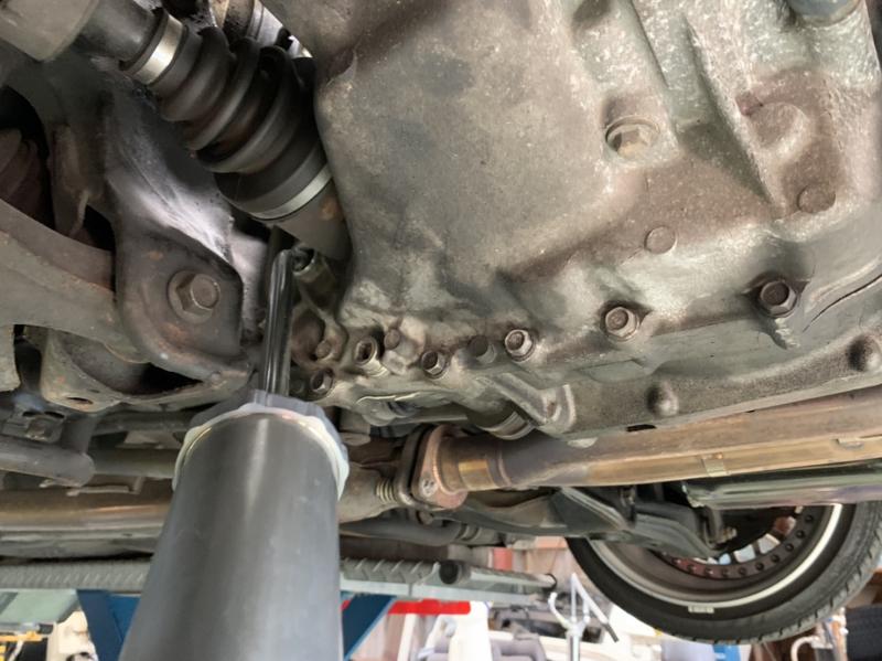 MTオイルとSOD-1Plusを注入します。
添加することでオイル劣化を抑え金属摩耗を予防しギヤの入りが良くなります。
