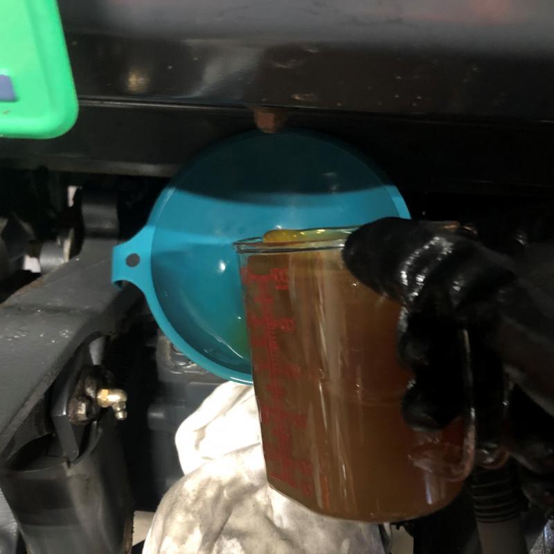 ギヤにSOD-1Plusを添加します。
添加することでオイル劣化を抑え金属接触による異音の発生緩和します。