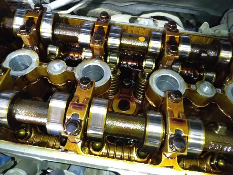 状態、、、悪くないですね(^^;)
出来ればもっとこんもりとスラッジが溜まってたほうが検証のしがいがあったのになぁ (｡･ω･｡)
ですが、少量だけども溜まってるとこはありますね。
