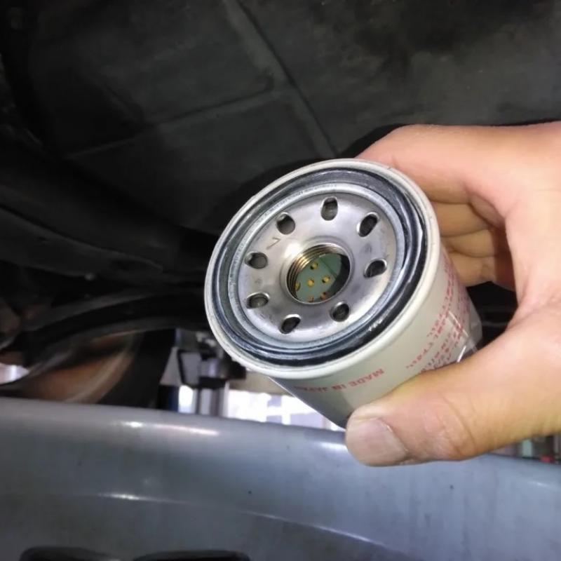 エレメントも同時交換します。
エレメントのガスケットにはシリコングリースを塗布しておきます。