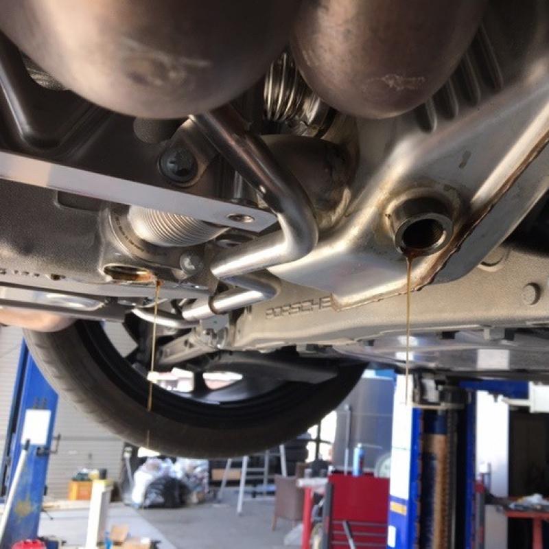 エンジンオイルを排出します。

