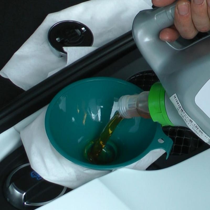 エンジンオイルを注入します。