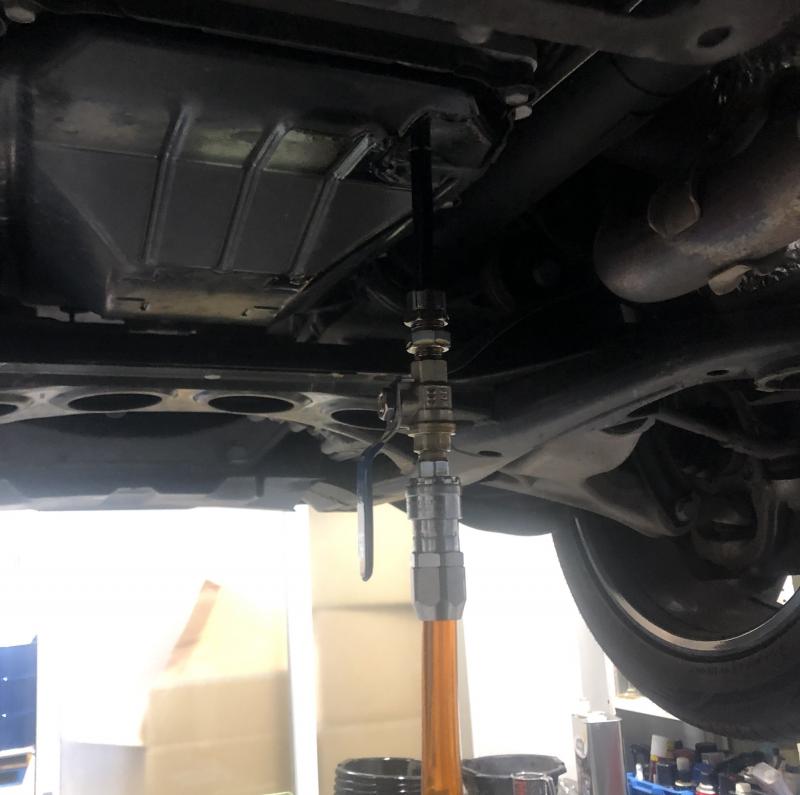 SOD-1Plus添加の様子。
添加することでオイル劣化を抑え金属摩耗による変速不具合となる鉄粉を予防しスムーズな走りを維持します。 