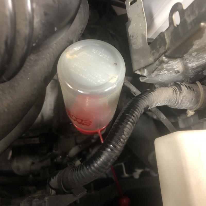 SOD-1Plusを添加します。
添加することでオイル劣化を抑え金属摩耗による変速不具合となる鉄粉を予防しスムーズな走りを維持します。 