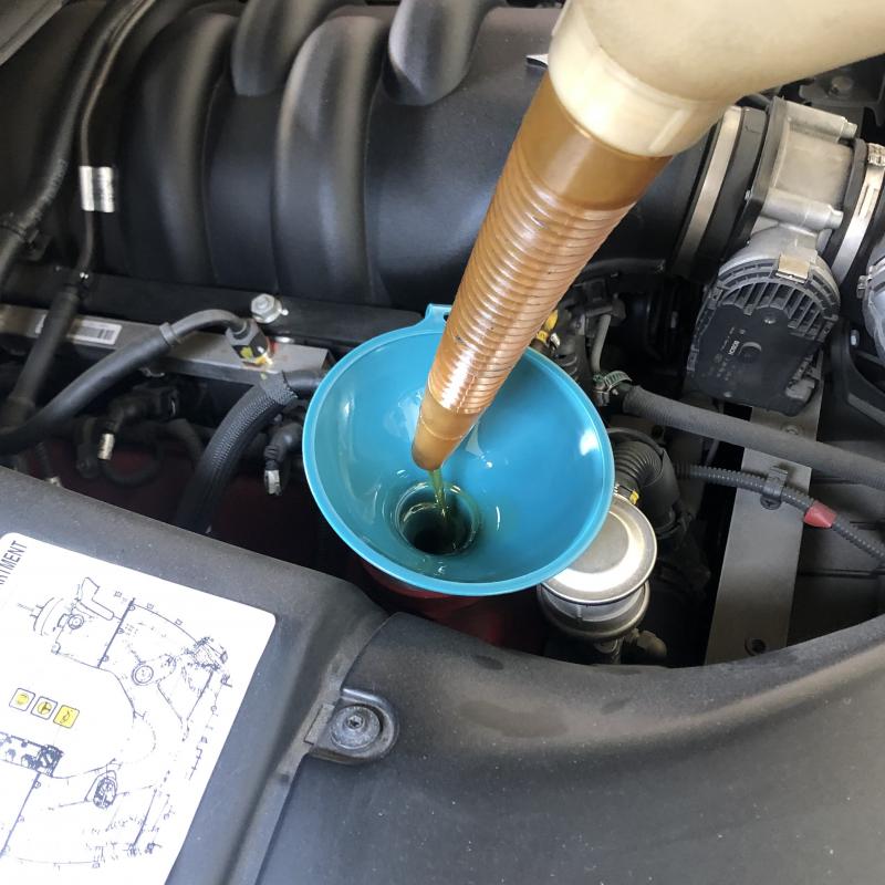 エンジンオイルを注入します。