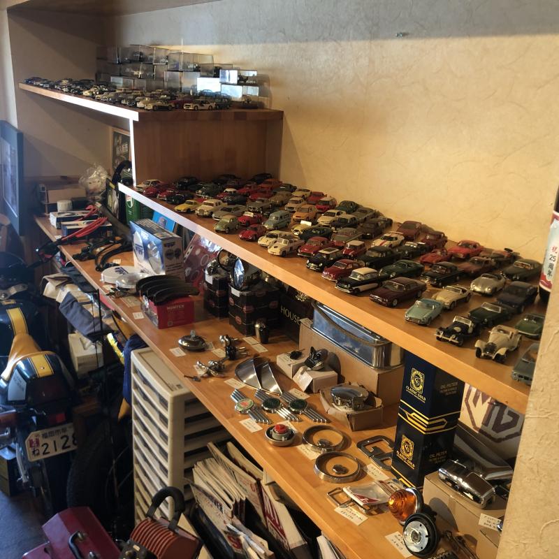 名車のミニカーや部品等の物品が沢山飾ってあります。