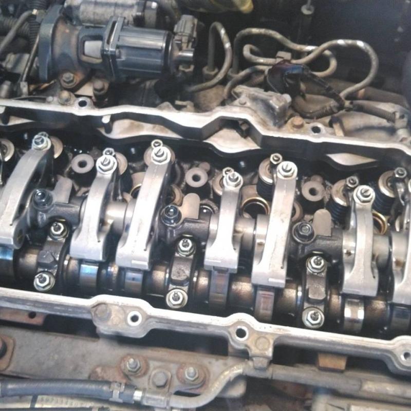 インジェクターのスリーブからクーラントがオイルに混入していたので整備の為にヘッドカバーを外したところ内部が非常に綺麗びっくりしました！
