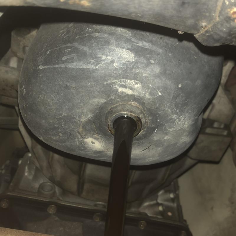 エンジンオイルを排出します。