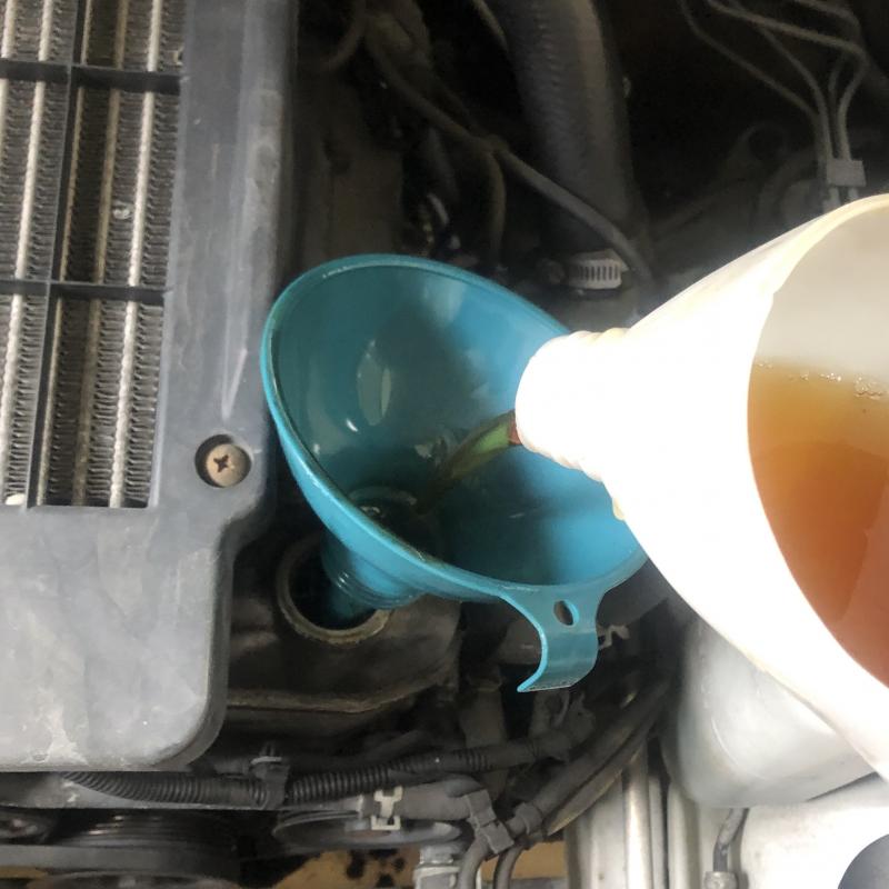 エンジンオイルを注入します。
最後に油量を確認して終了です。