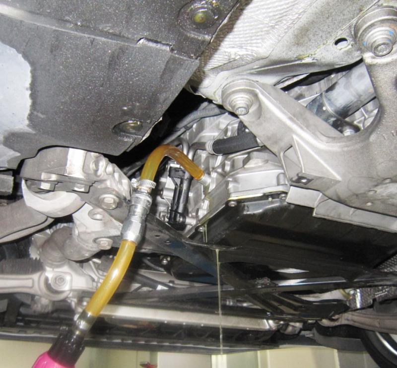 フルードとSOD-1Plusを注入します。
添加することでオイル劣化を抑え金属摩耗による変速不具合となる鉄粉を予防しスムーズな走りを維持します。 