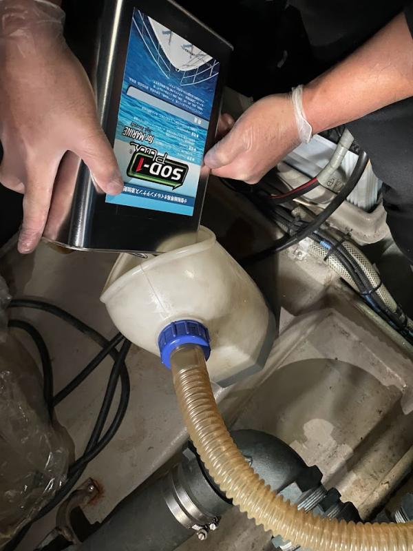 機関室内は非常に綺麗にされており、ビルジもオイル汚れなども皆無。不具合が発生した際に直ぐに異変に気付ける様に配慮されている。「SOD-1 MARINE」は撹拌や振るなどの必要はなく添加は簡単。