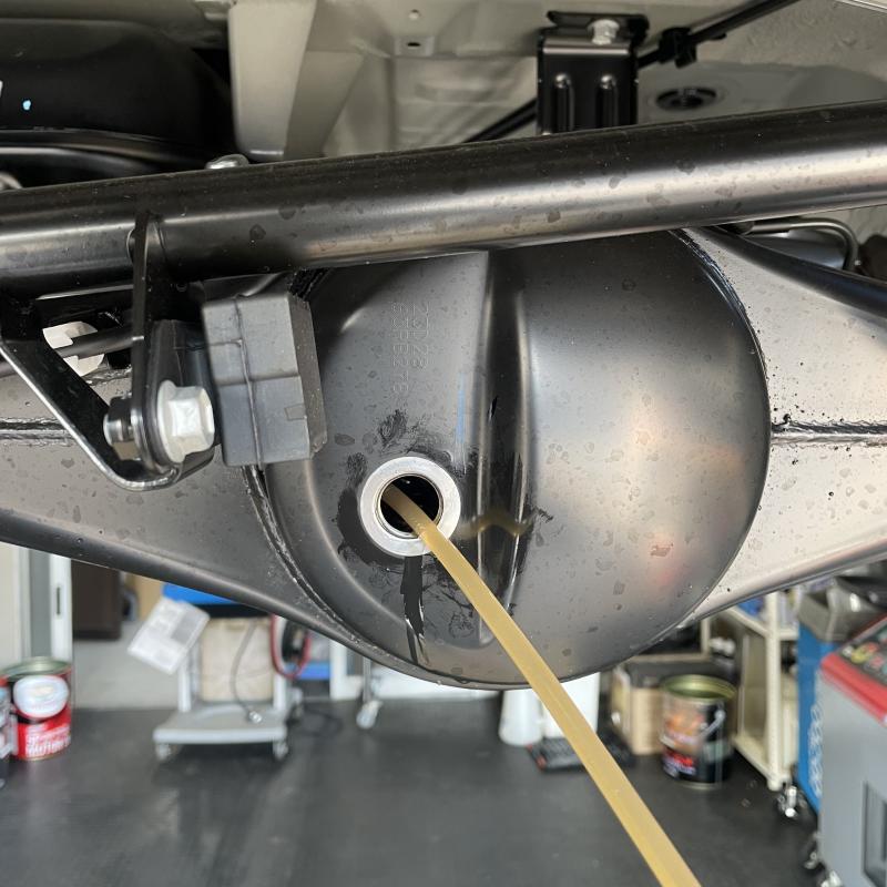  リアデフにSOD-1Plus添加。
新車から添加することでオイル劣化を抑え金属接触による異音の発生緩和します。
