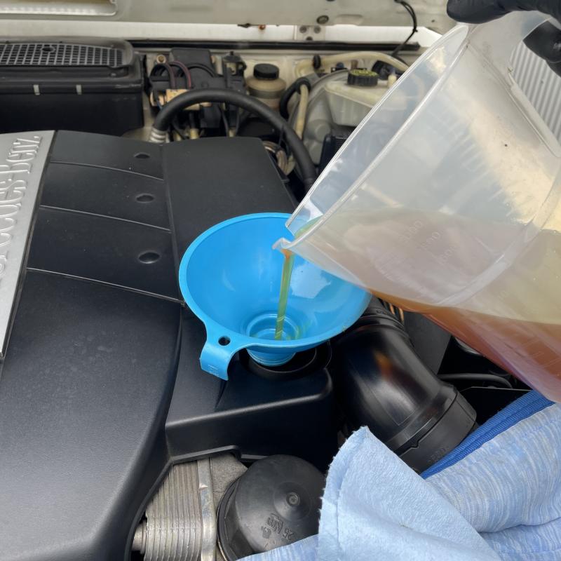 エンジンオイル注入とSOD-1Plusを添加します。
添加することでオイル劣化で起こる汚れの堆積を防ぎ、内部を常に綺麗を保つことが出来ます。 